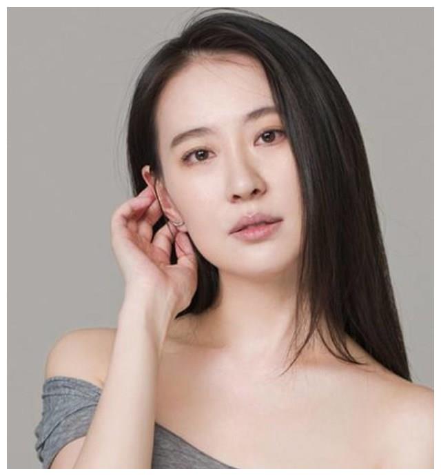 为何跟她一起从《伪装者》走出来,为什么亲了胡歌却还是没红呢!