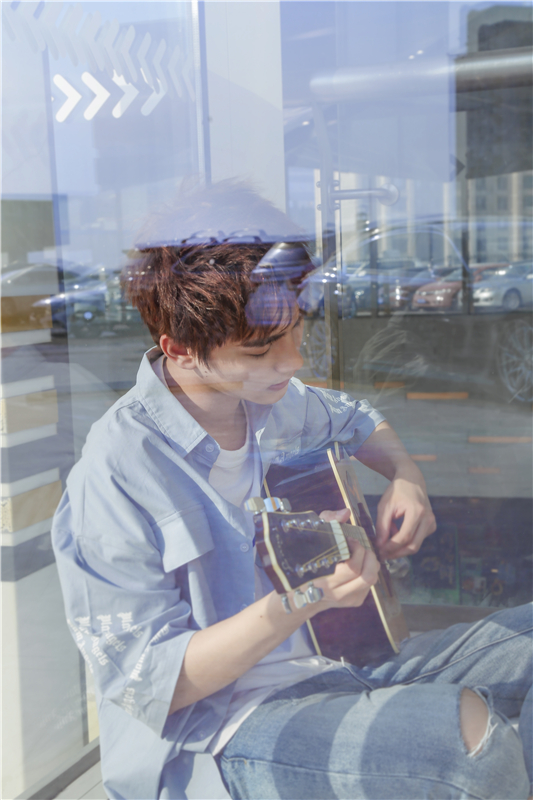 祁宋夏日写真曝光简约搭配化身吉他少年