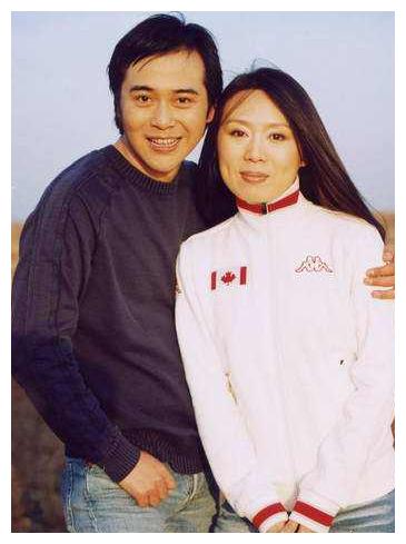 27岁娶42岁名气大的妻子,结婚15年无儿无女,今成人生赢家