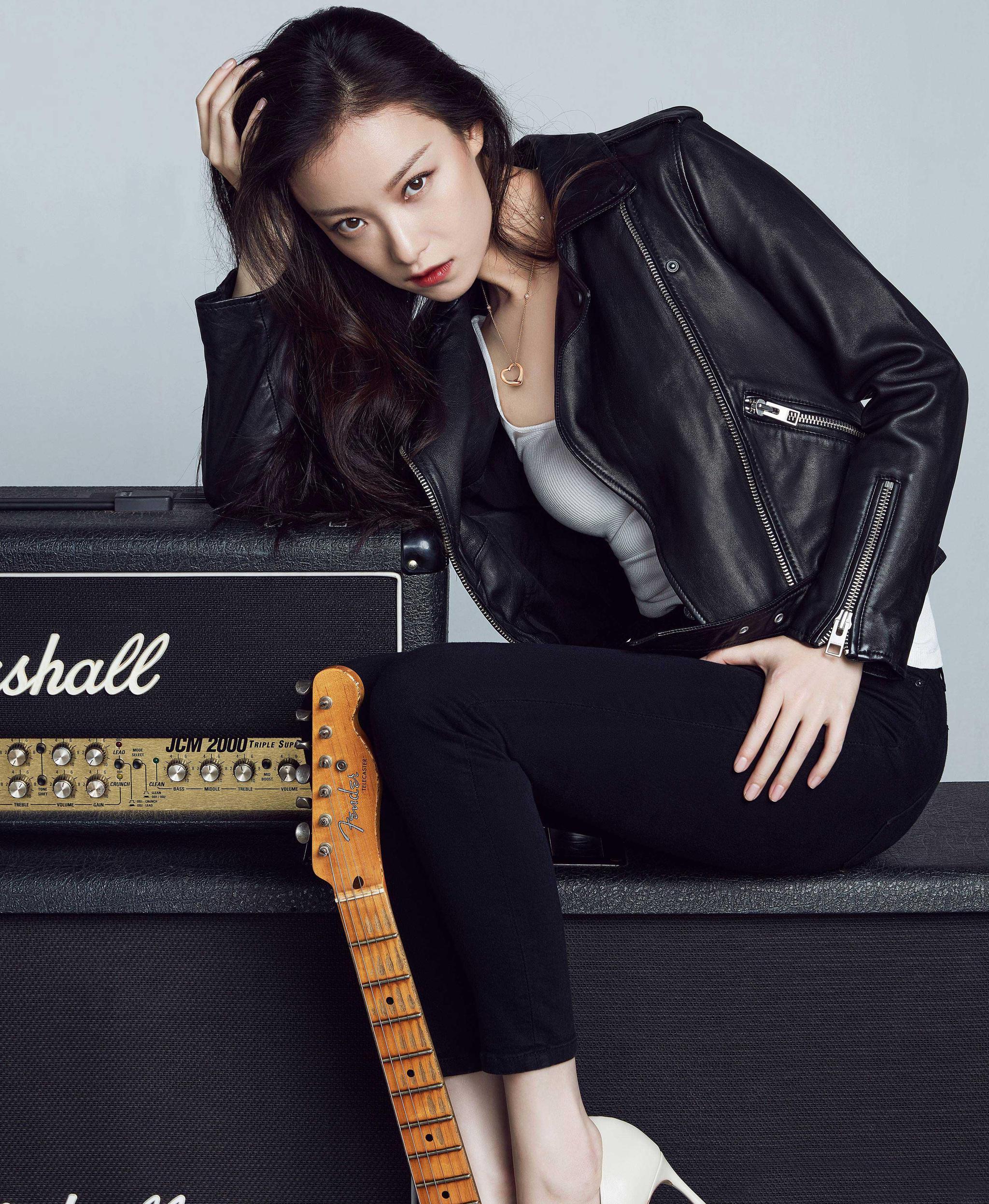 倪妮宽松罩衫配小黑裤,个性还能秀细腿,网友:一般人千万别学