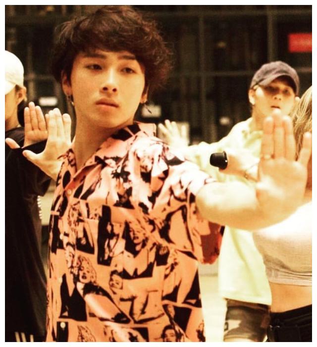 不过,近年滨崎步恋上比她年轻20岁的小鲜肉——舞蹈员荒木骏平,去年