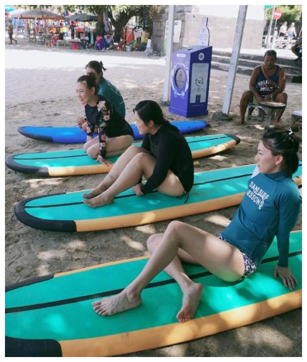 孙燕姿罕发泳装!高衩泳裤秀逆天长腿,网友:这个尺度太难得