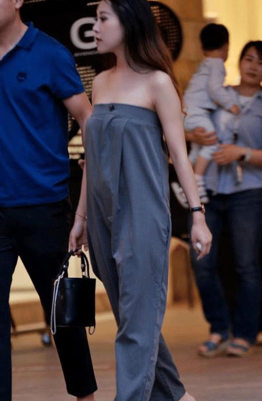 有一种狗粮叫:"男友裤子当连体裤穿",脖子以下全是腿,绝了!