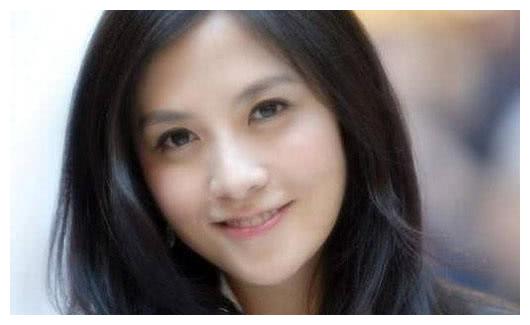 平时出门都开法拉利之类的豪车,她名字叫纪凯婷,与很多的90后年青一代