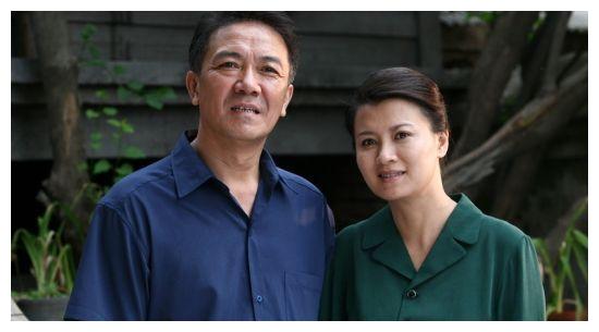 59岁李幼斌二婚娶小13岁娇妻 “亮剑”爆红后抛妻弃子现送车送房