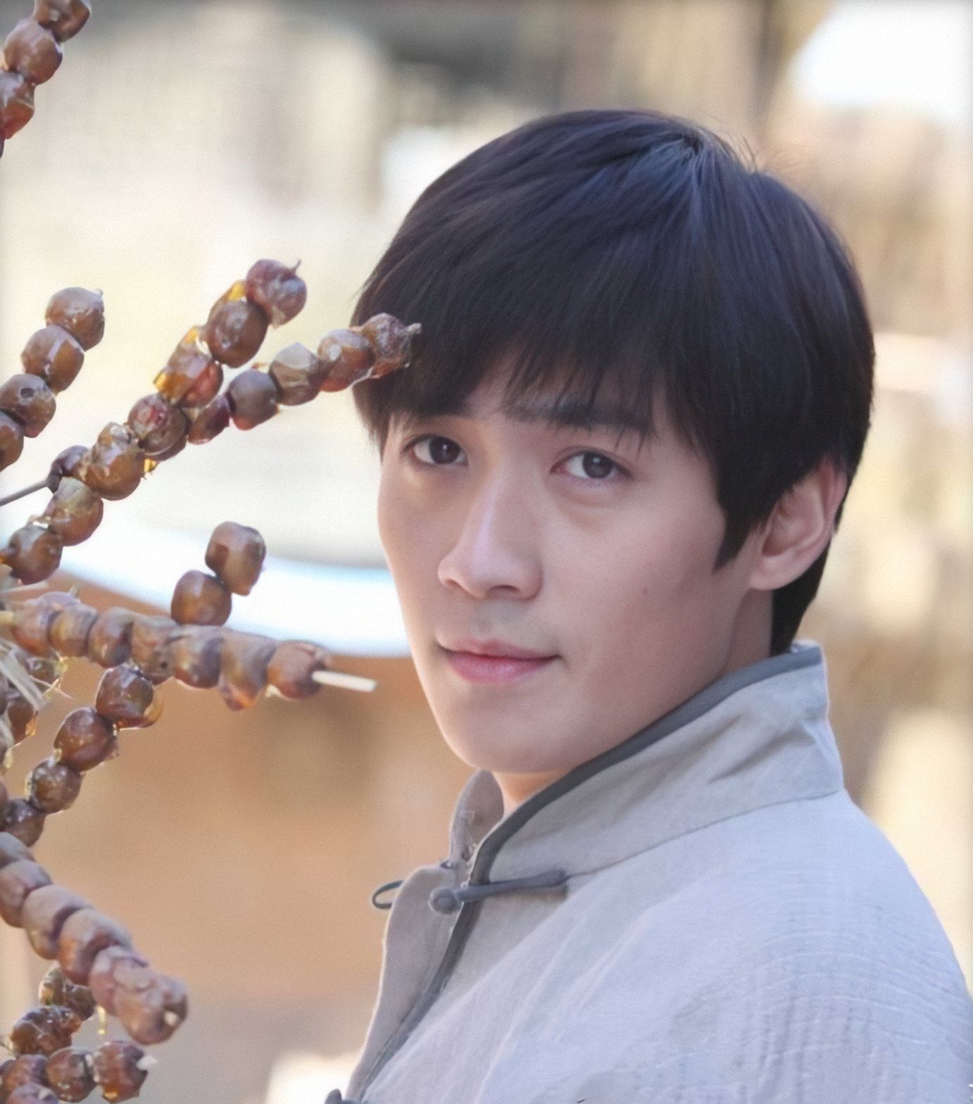 演员朱一龙的老照片修复后的效果,最后一张是从朱妈妈账号找到的