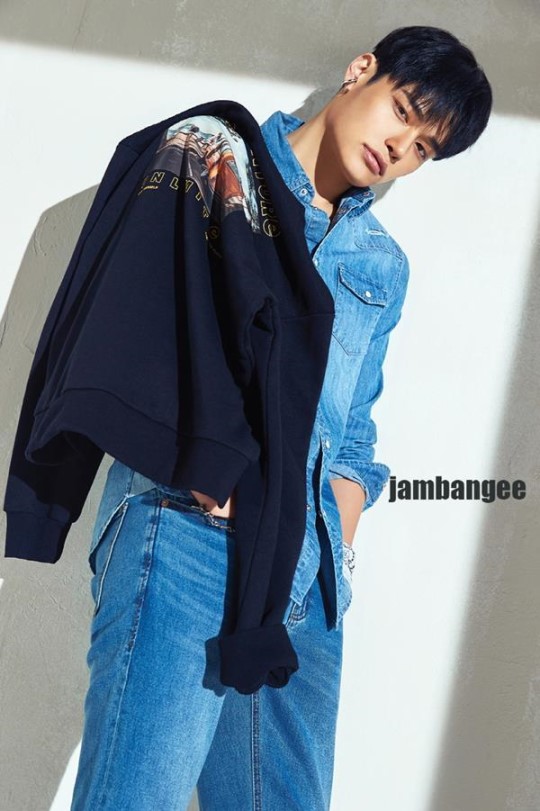 韩女星孝琳郑赫携手代言牛仔服品牌拍宣传照