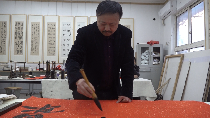 笔耕于艺田神游万古访中青年书画家张宏建