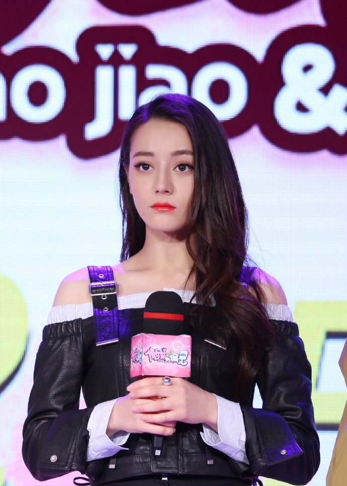 女明星手拿话筒:赵丽颖倒数,热巴一脸懵,诗爷最霸气