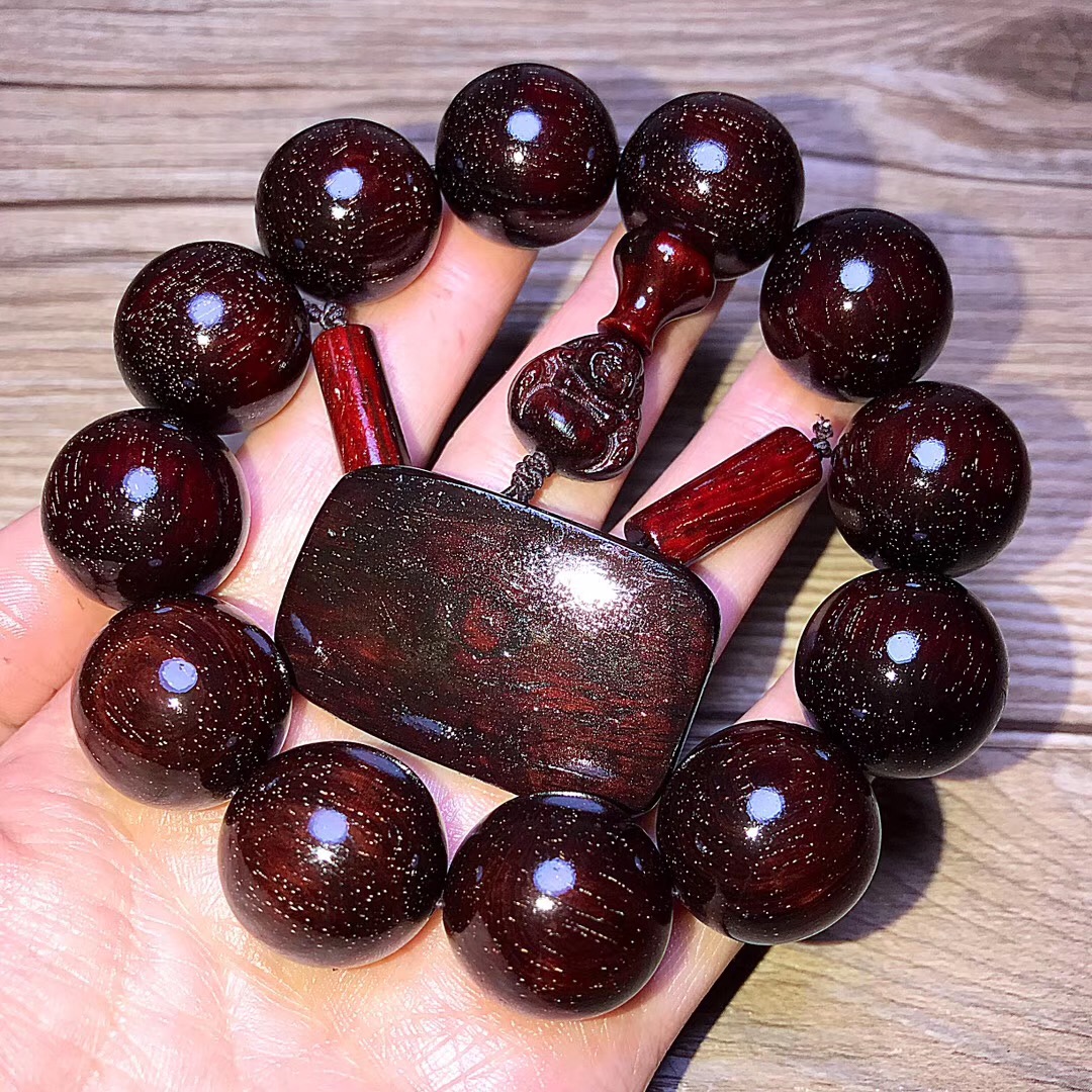 小叶紫檀有几种?极品的紫檀手串长什么样?