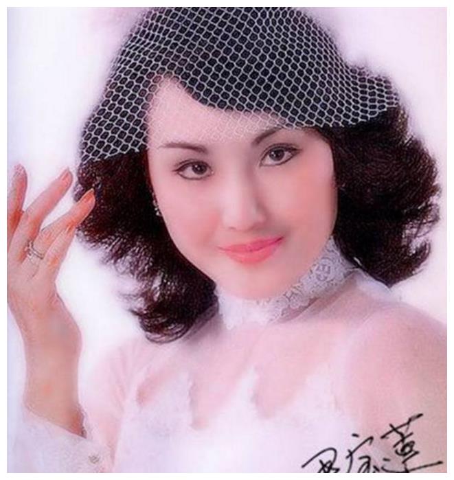 《新白娘子传奇》中许仙姐姐许姣容,她如今68岁却依然美丽端庄