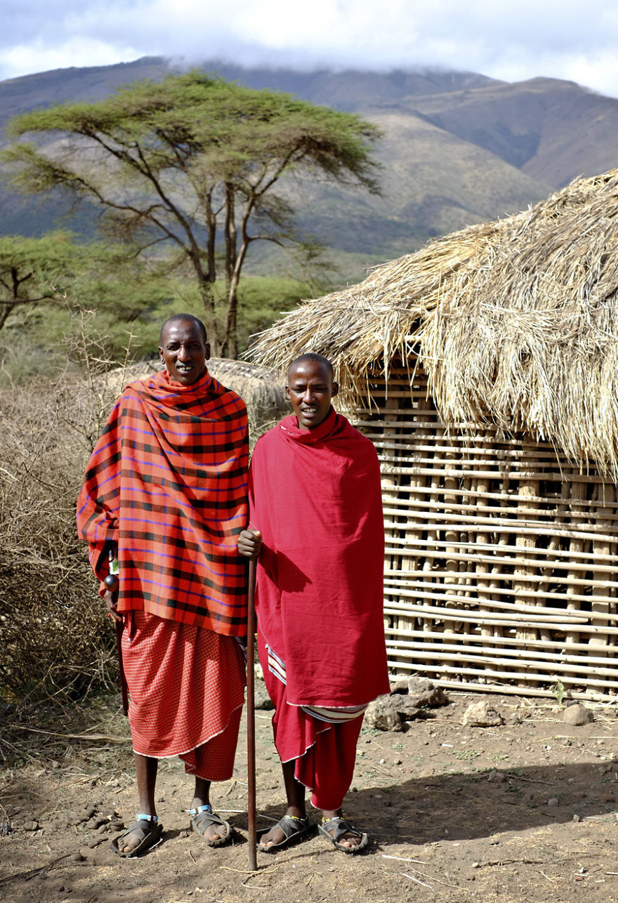 马赛族男孩在坦桑尼亚马赛人(maasai),是东非现在依然活跃的,也是最