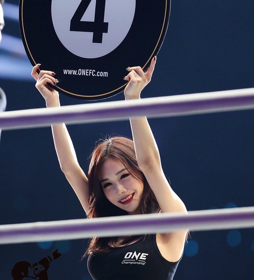 格斗举牌女郎逆天身材 在线吸睛让人"欲罢不能"看完爱了吗