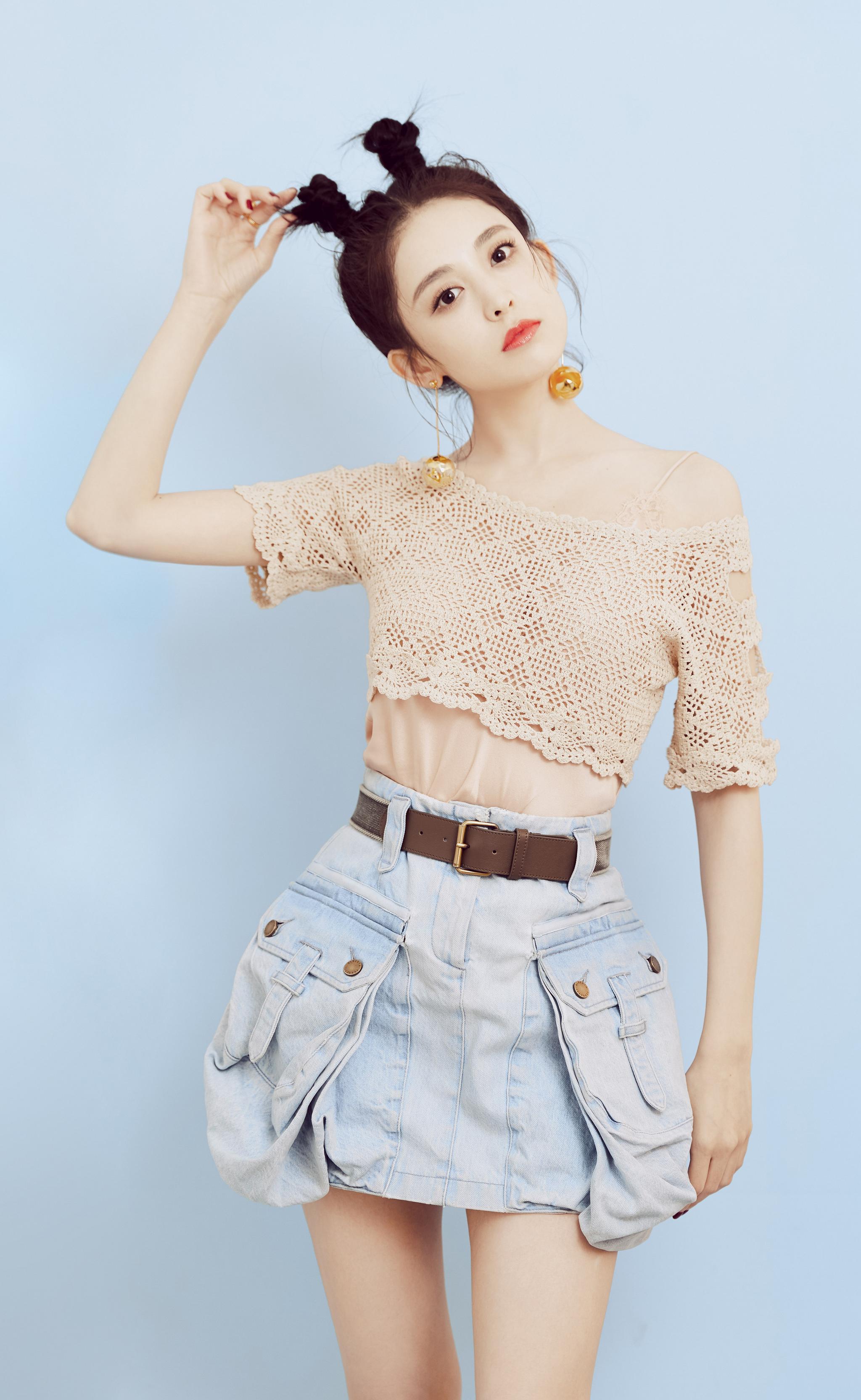 古力娜扎一身少女风装扮清新靓丽