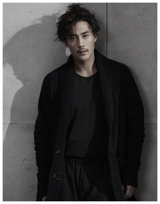 他从奶油小生转型油腻大叔尽显雅痞气质与以前判若两人