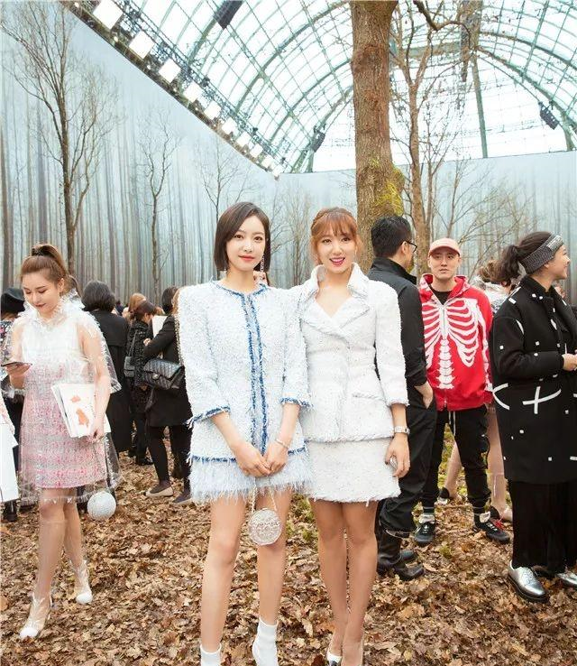 现场图，朴信惠的状态就更差了，配上这空气刘海儿有一种莫名的网红感。