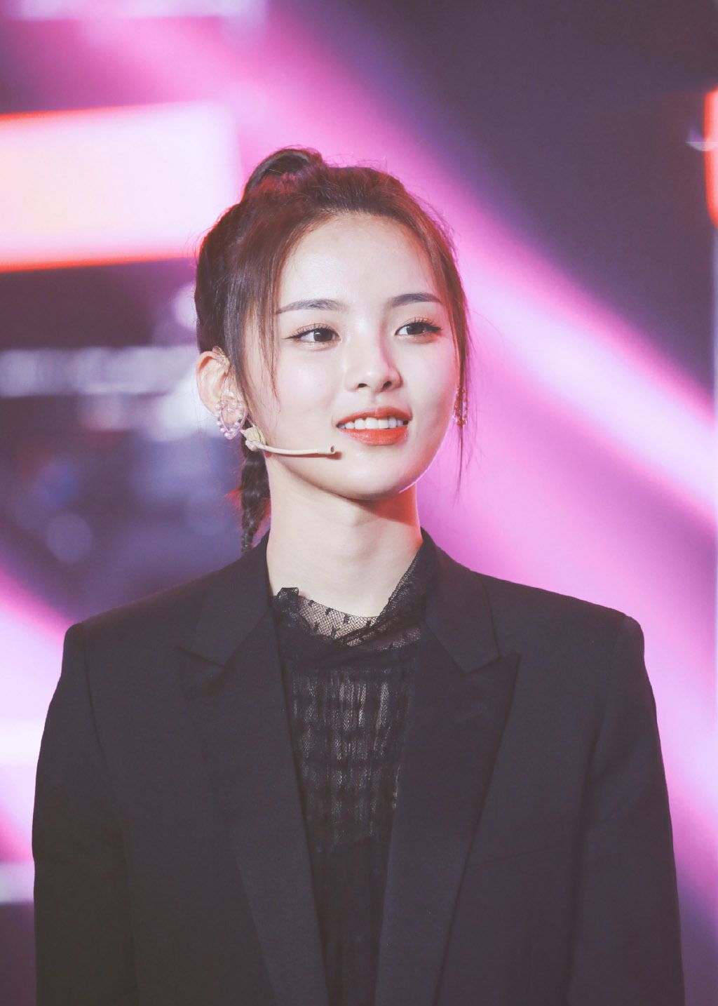 杨超越:笑起来甜美大方,活力十足的青春美少女!