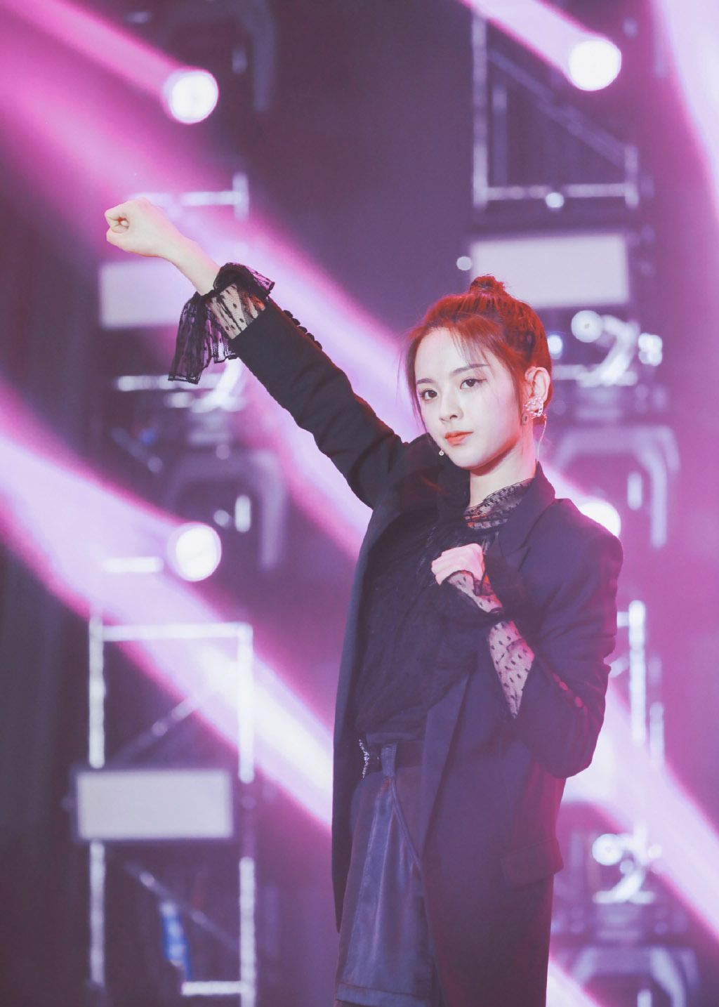 杨超越:笑起来甜美大方,活力十足的青春美少女!