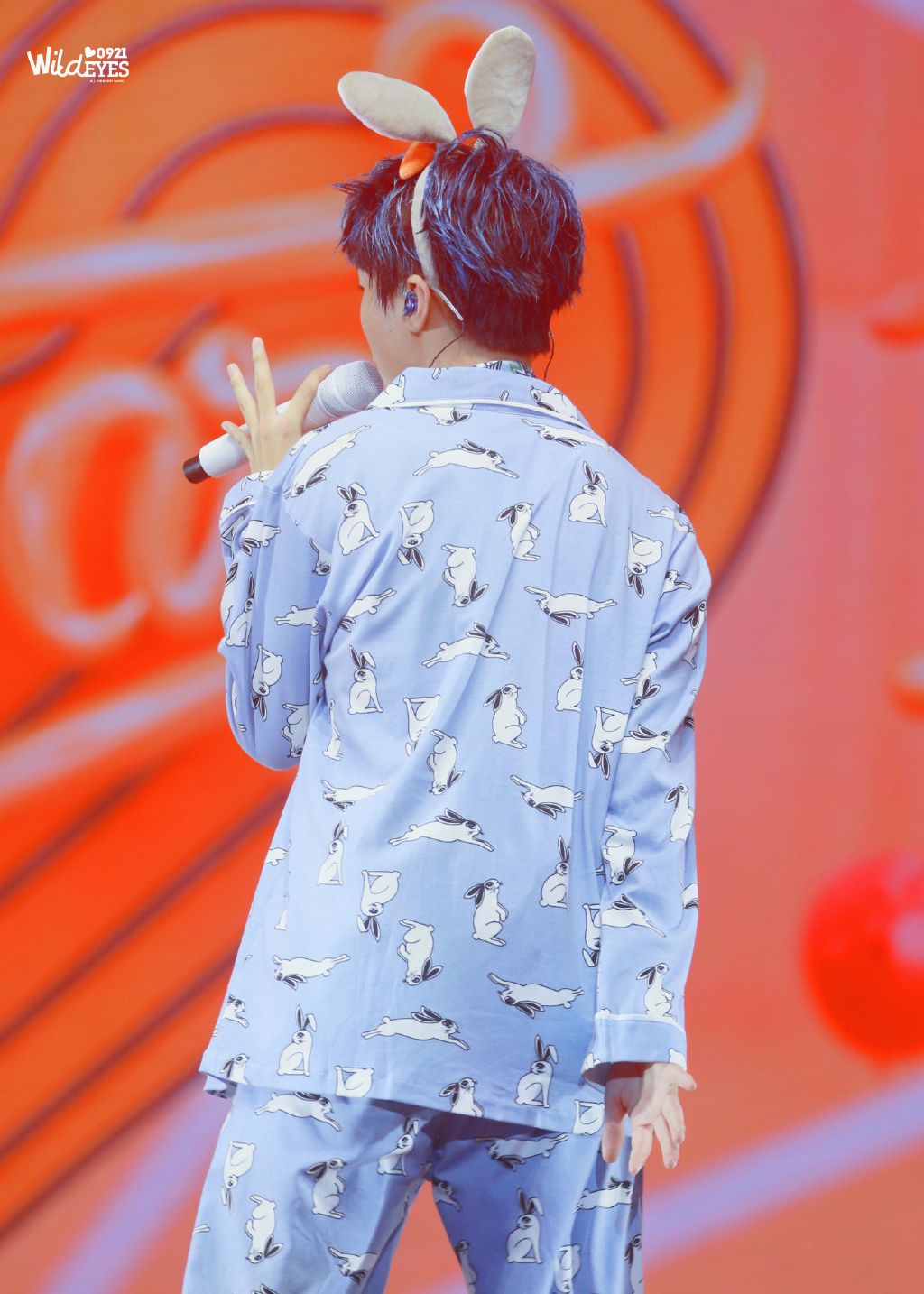 王俊凯的睡衣舞台照这里有只蓝头发的小兔砸