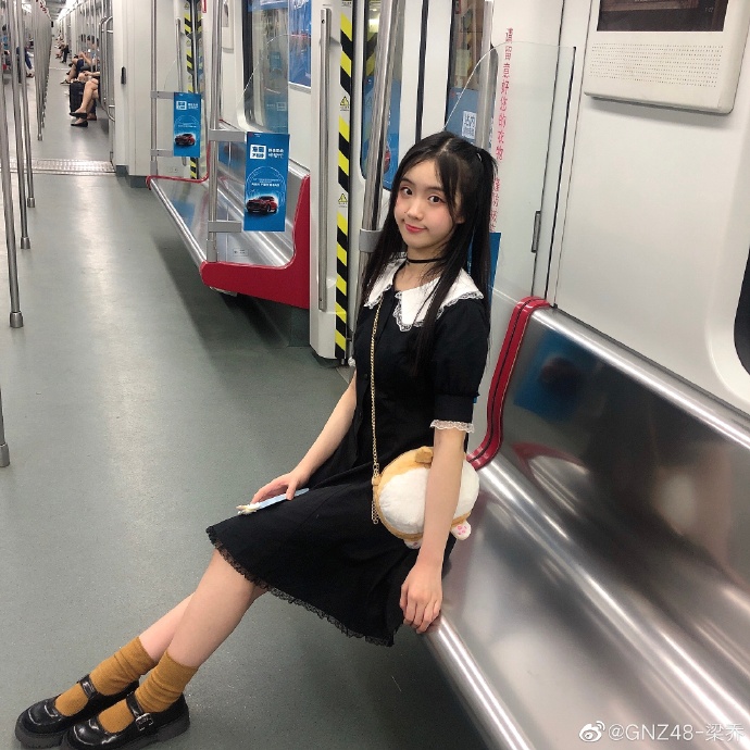 偶像女团gnz48梁乔可爱自拍写真美照欣赏