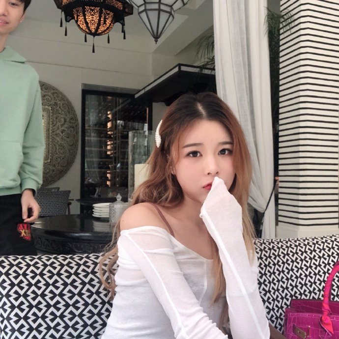 英雄联盟选手doinb和老婆糖小幽合影美照