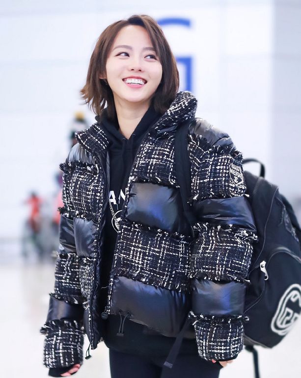 张嘉倪机场秀,香奈儿面包服搭"秋裤",脚上一双小白鞋就9800元