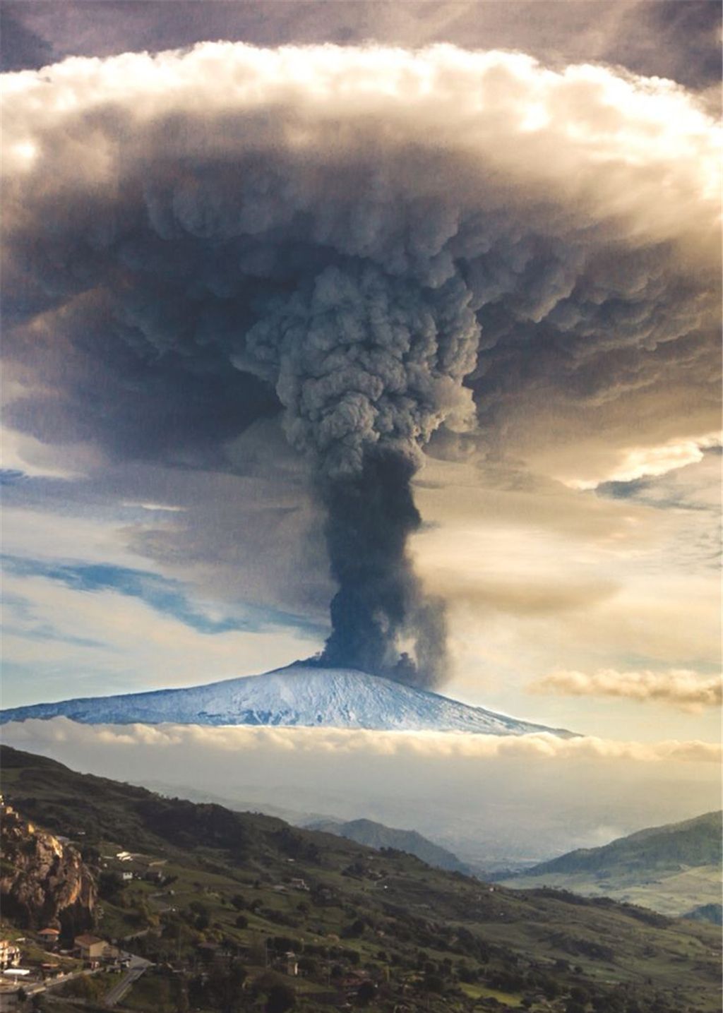 火山爆发意味着向人类宣泄着,火山喷发后形成闪闪发红的熔岩池
