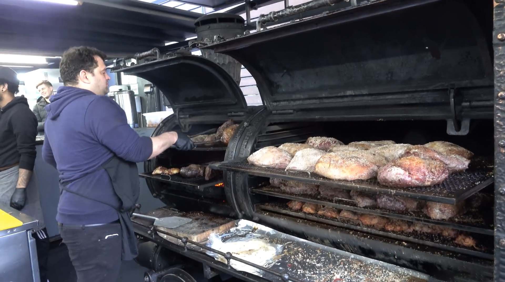 巴西厨师烹饪南美风情烤肉,大块牛肉熏熟吃法豪爽!