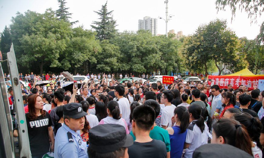 孩子高考急坏家长 考场外深情迎送翘首以盼的眼神让人动容