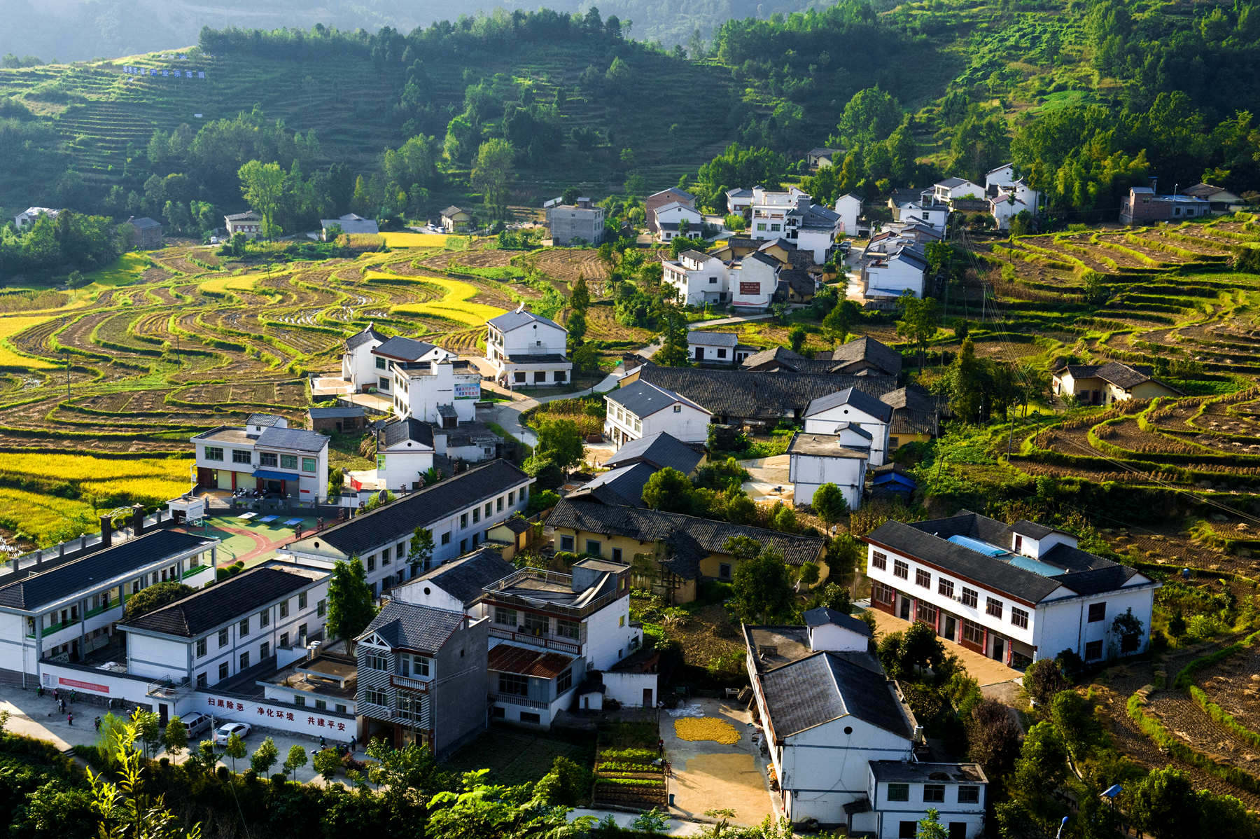 陕南有一处集"山,水,田,屋,寨,村,庙,农"为一体美景