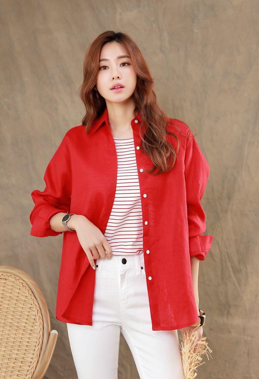 红色亚麻基本款翻领衬衫搭配白色毛边直筒便裤