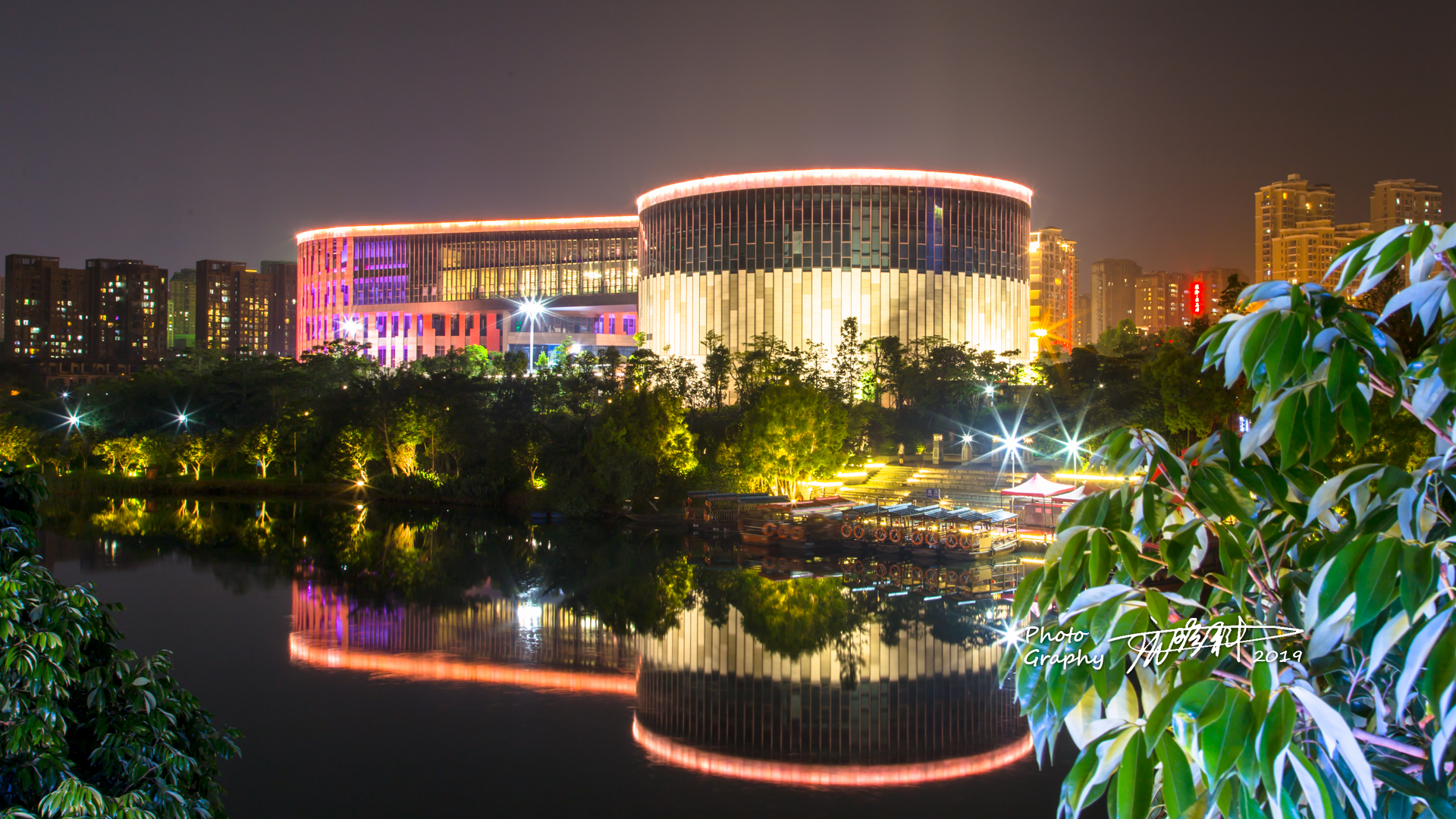 莆田最漂亮的夜景融合了水与灯的光效，每天晚上10点准时谢幕