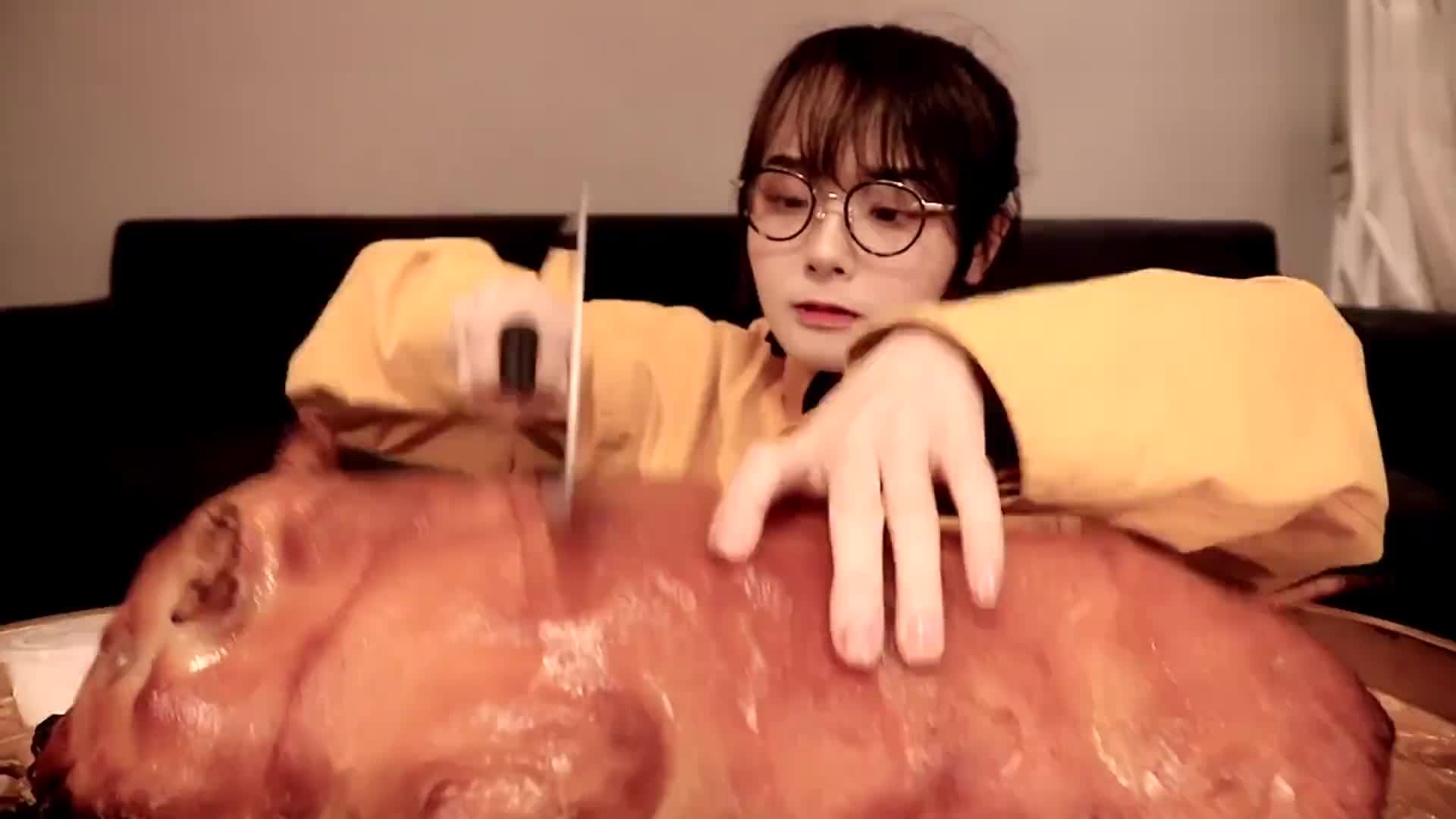 吃货哎哟阿尤吃一整只烤乳猪,用手拿着直接啃,大口咀嚼停不下!