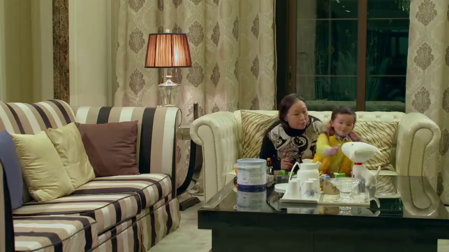 生活启示录 : 毛毛在家里玩着,吃着糖,样子很是开兴