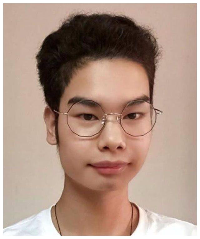 00后男孩小吴,因修眉成网红,却因换发型遭捧杀
