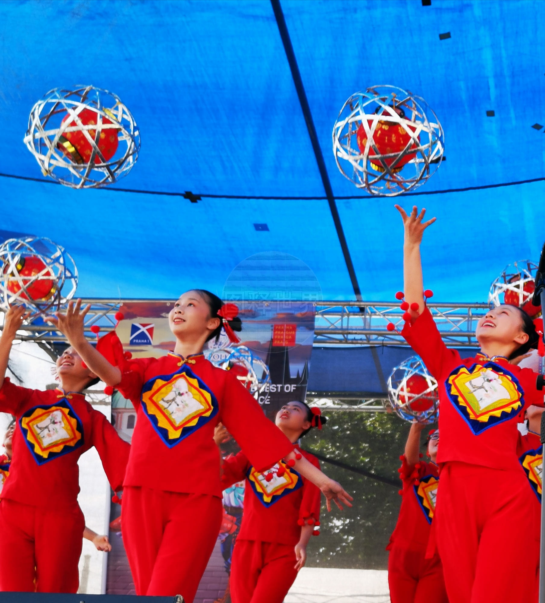 中国余杭800年滚灯 首次惊艳捷克 一曲茉莉花轰动布拉格