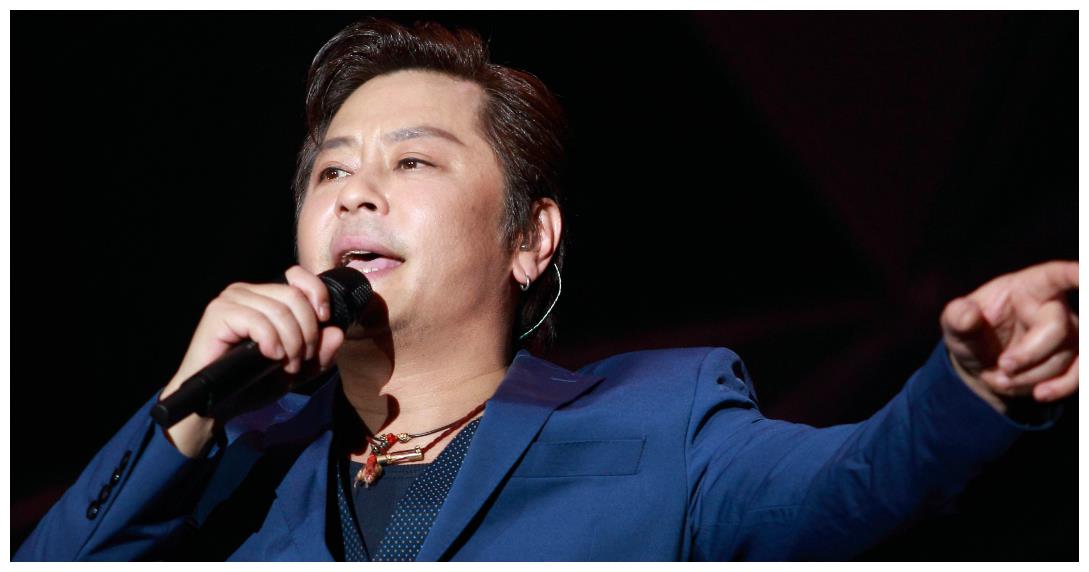 "浪子歌手"王杰近照,妻离子散初恋因车祸去世,儿子帅气不像他