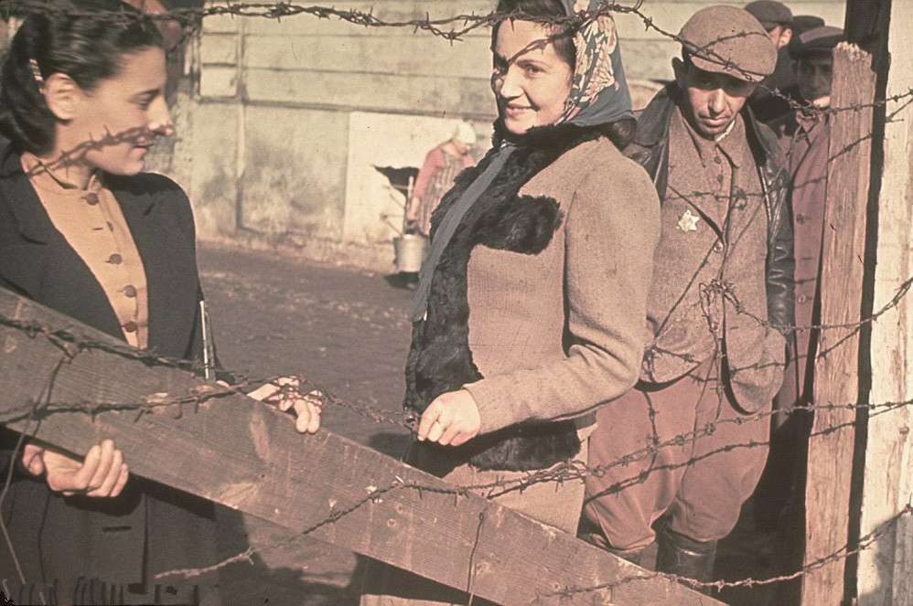 1940年波兰犹太人的集中营生活,苦难中女人依然爱美