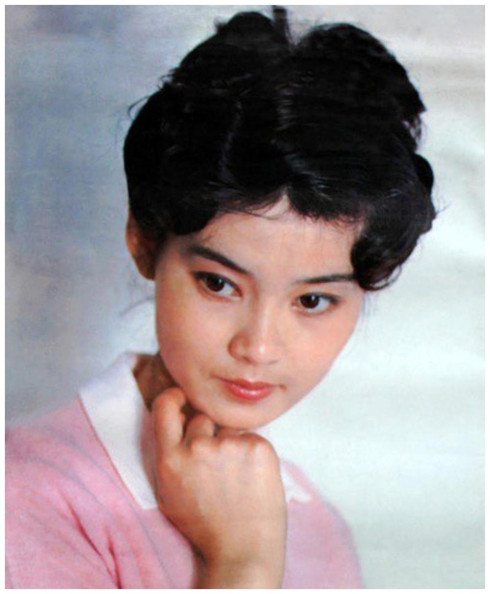 朱军一生都追不到的女人,65岁离婚无子皈依了佛门,并吃素多年