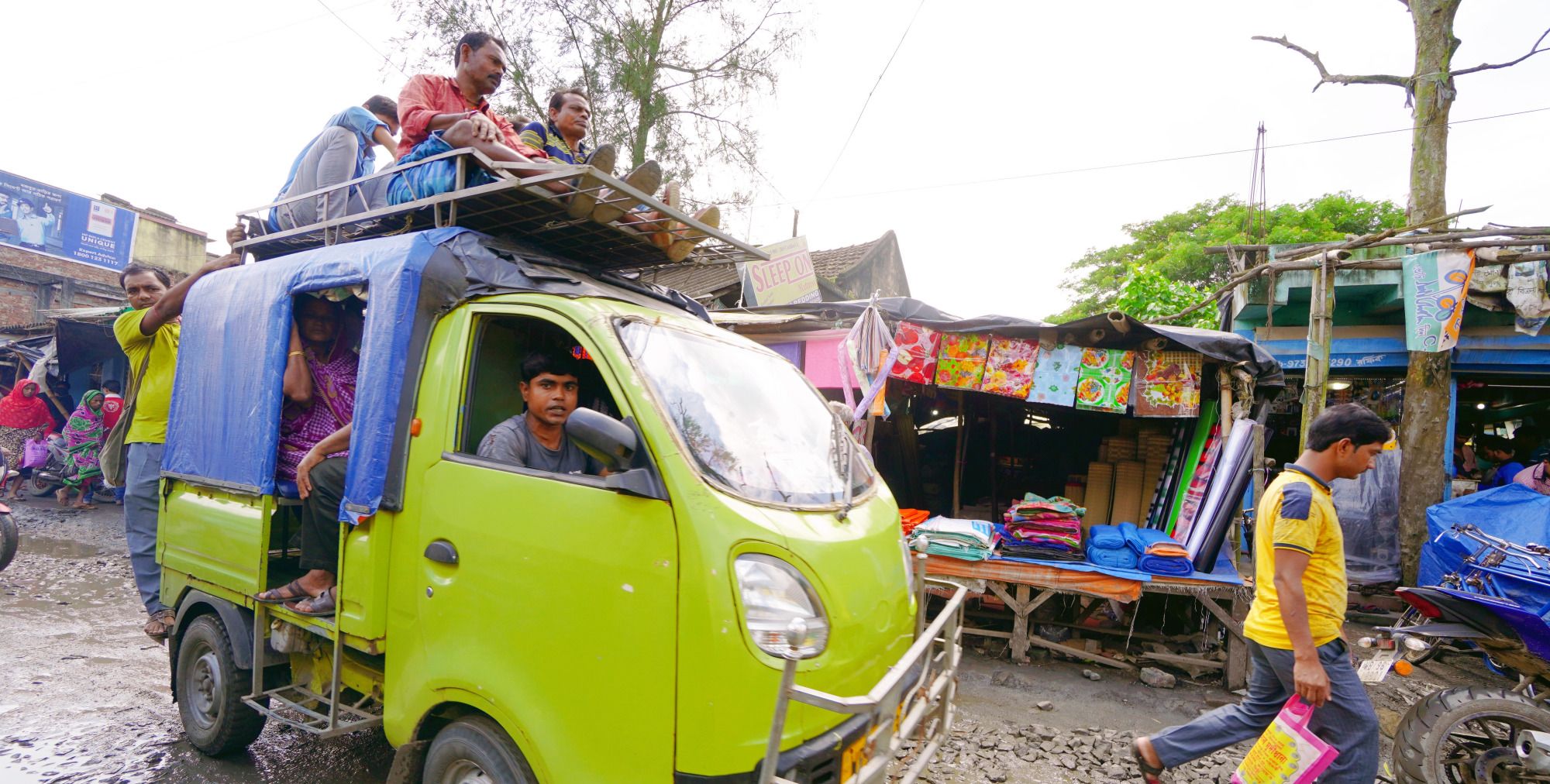 坐突突车逛印度农村,非常拉风,一路上被当地人强势围观