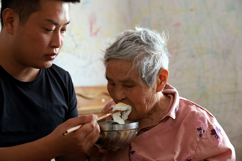 85后大孝小伙,一人带大女儿,5年为奶奶换上万条尿裤