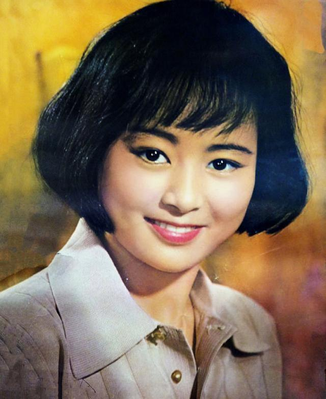 那时候她比刘晓庆名气还大,1980年,23岁的张瑜在电影《庐山恋》中扮演