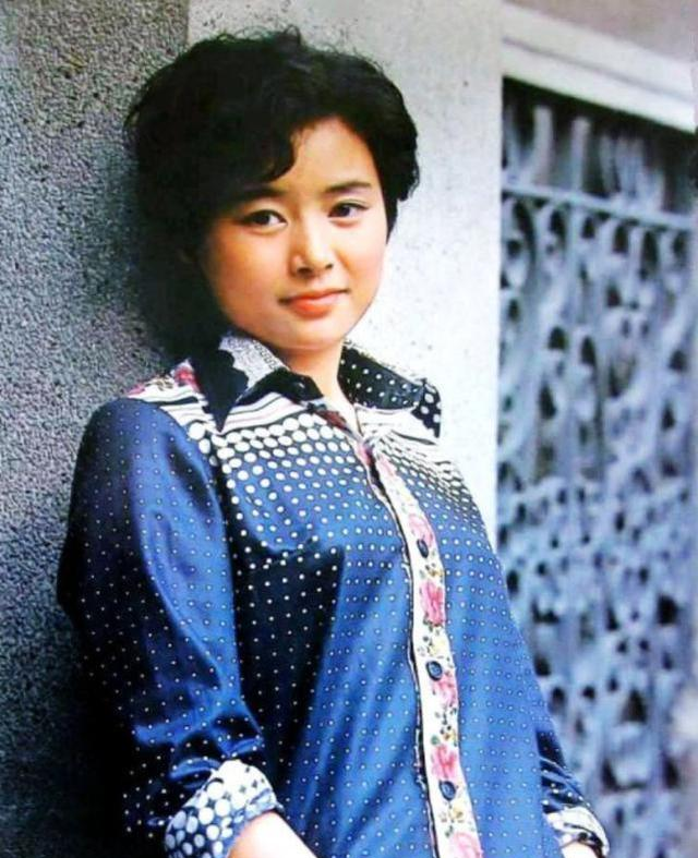 那时候她比刘晓庆名气还大,1980年,23岁的张瑜在电影《庐山恋》中扮演