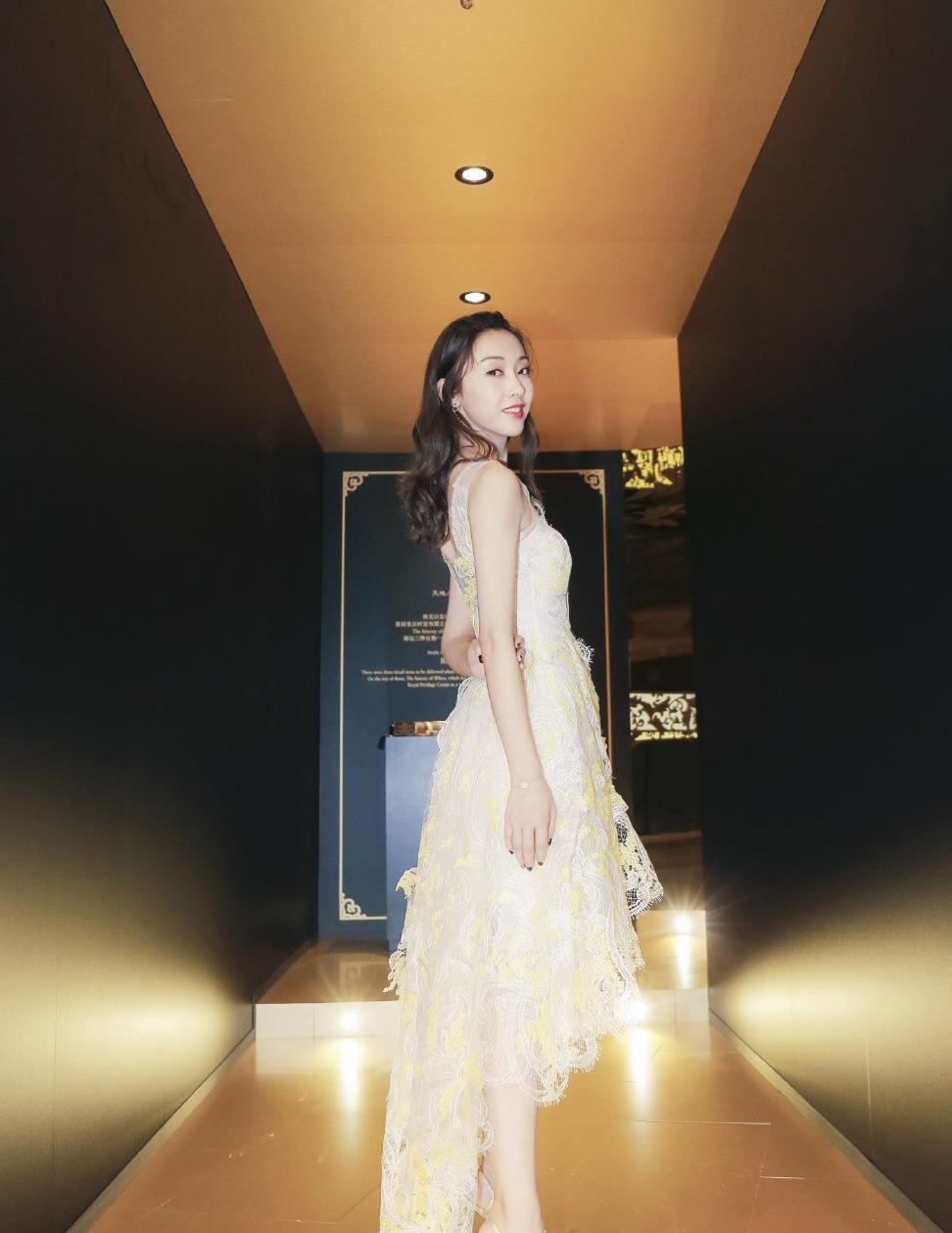 28岁宣璐太美了穿不规则刺绣裙配10厘米高跟鞋仙气十足