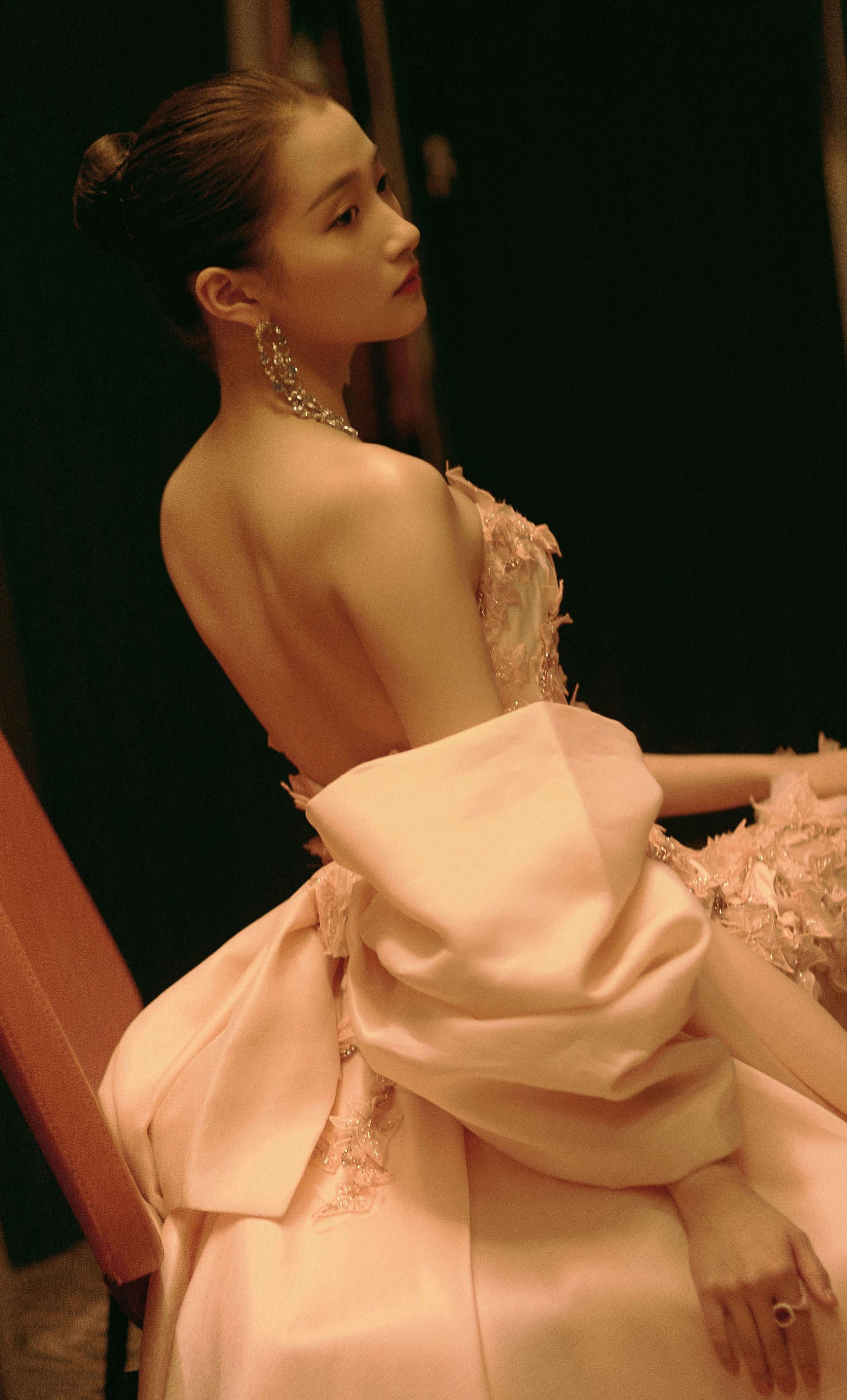 关晓彤身着一袭粉色印花长裙靓丽动人