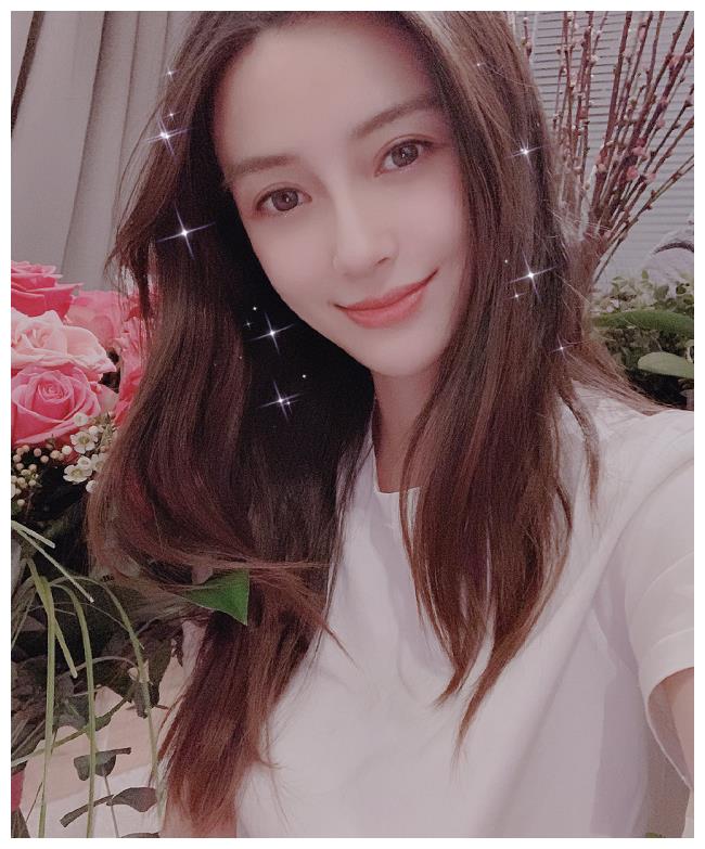 杨颖生日手捧玫瑰花甜笑,对着蛋糕许愿,满脸幸福仙气十足!