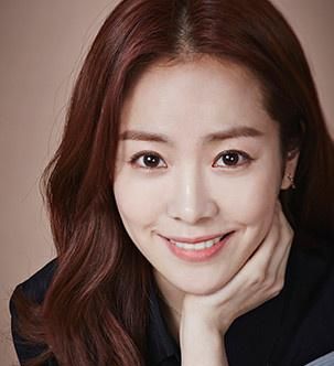 韩国标准美人韩志旼的影视作品里多数是清纯大气的形象,《屋塔房王