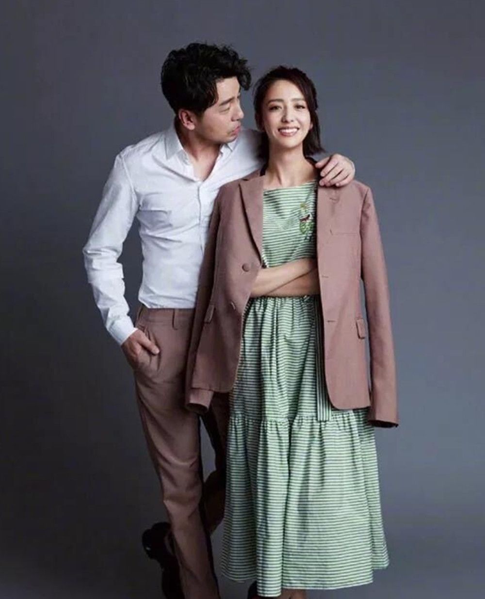 雷佳音和佟丽娅拍的封面照两人不但毫无违和感还十分般配