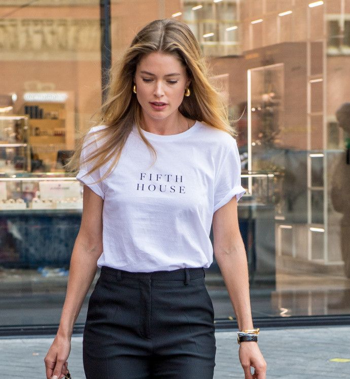 荷兰超模杜晨科洛斯现身街头白t配牛仔裤网友冻龄美女