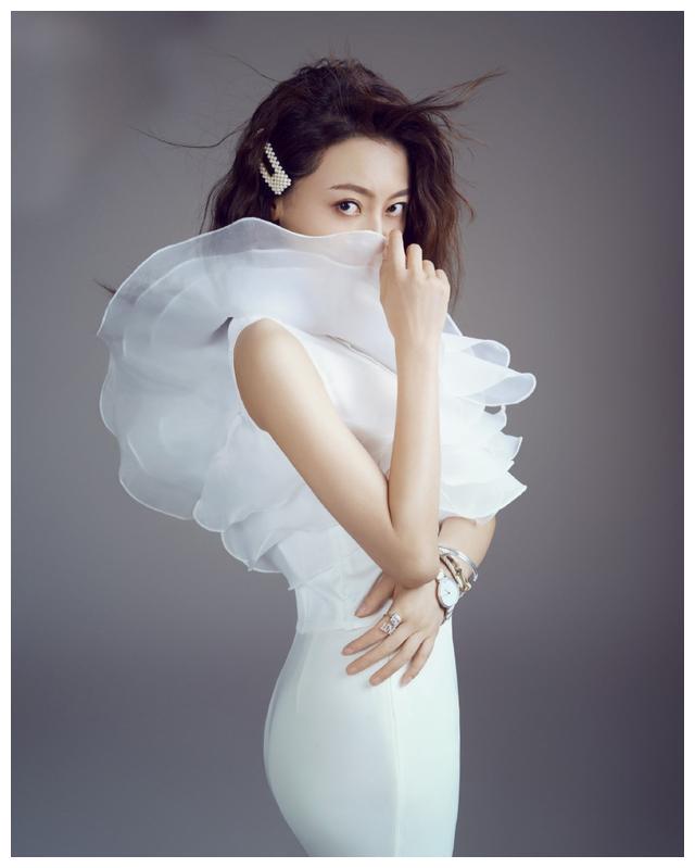 她是杨幂旗下小花常演"坏人",穿1万8的毛衣配长裤,太霸气了